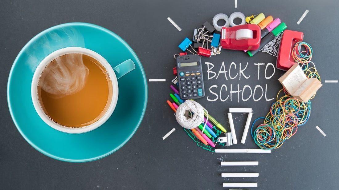 Tasse de thé fumant posée sur un bureau avec fournitures scolaires et cahier “Back to school”, symbole de la rentrée et des infusions bien-être pour énergie et sérénité.