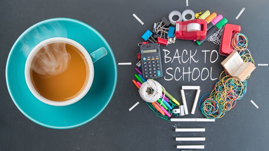 Tasse de thé fumant posée sur un bureau avec fournitures scolaires et cahier “Back to school”, symbole de la rentrée et des infusions bien-être pour énergie et sérénité.