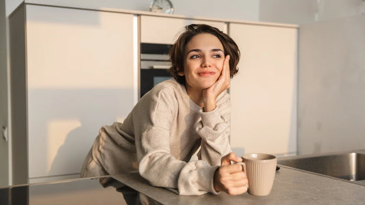 Quel thé boire le matin – tasse de thé noir et thé vert pour bien démarrer la journée
