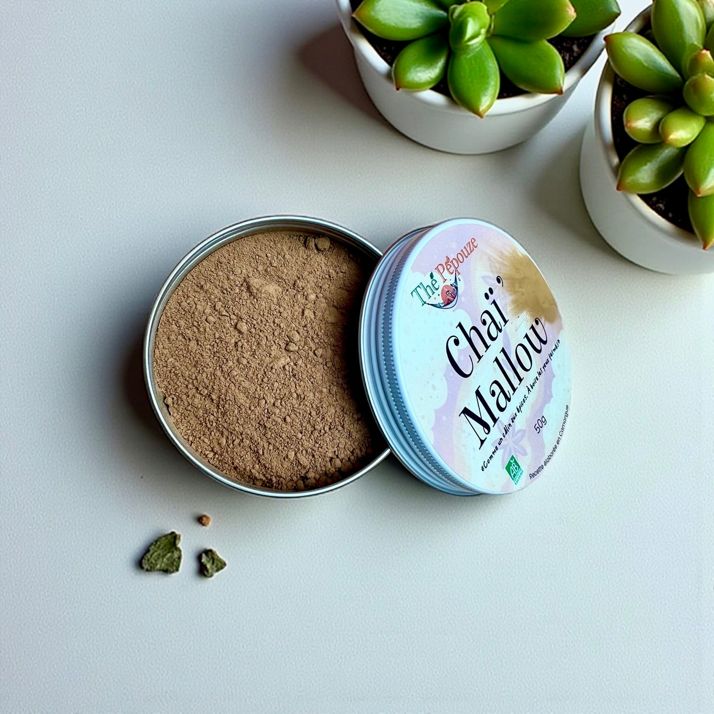 Boîte ouverte de Chaï’ Mallow Thé Pépouze, poudre bio gourmande et épicée de 50g, cacao et épices pour une boisson onctueuse.