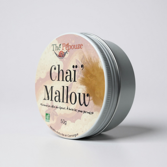 Boîte métallique de Chaï’ Mallow Thé Pépouze, mélange bio gourmand et épicé de 50g, cacao et épices pour une boisson réconfortante.