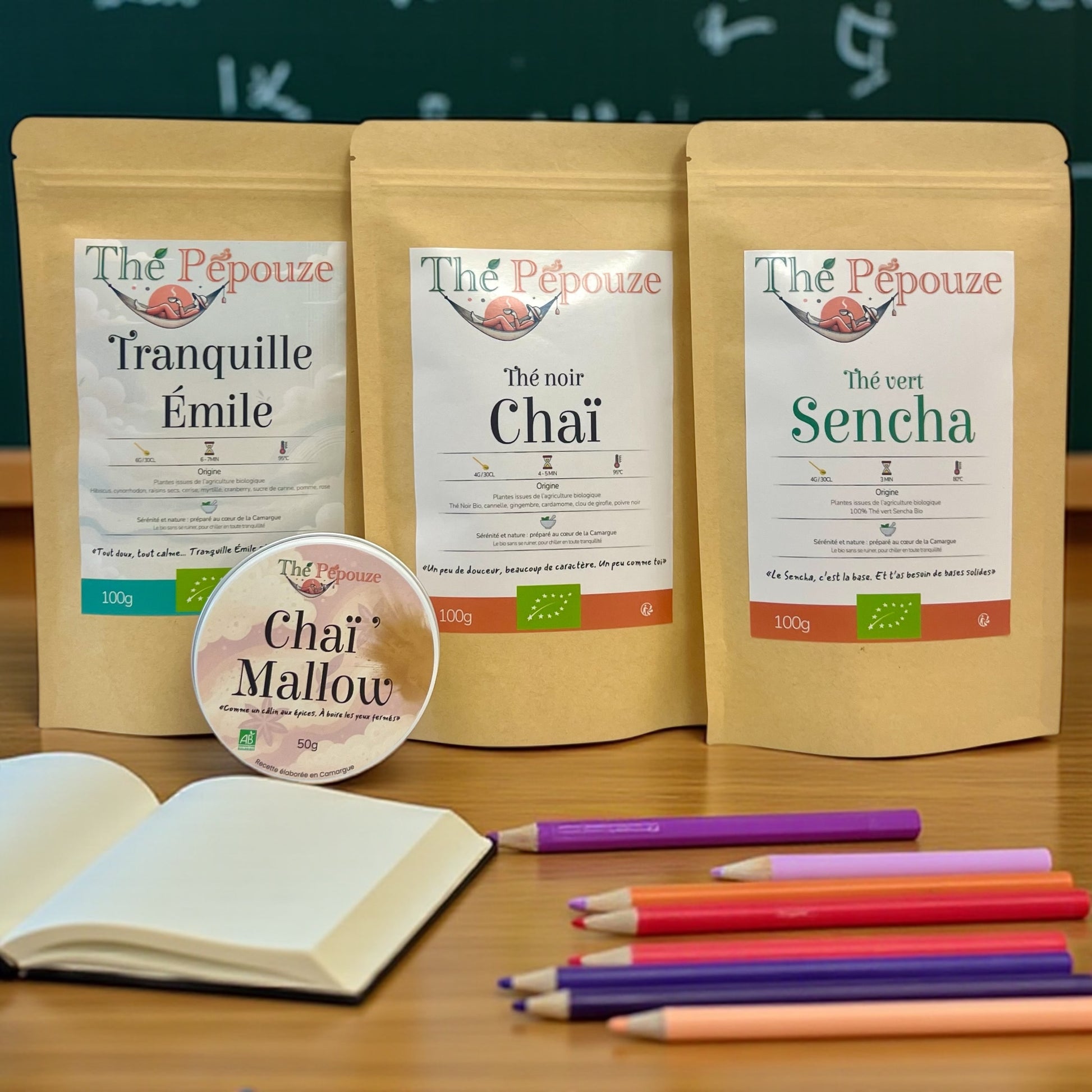 Pack Rentrée Thé Pépouze – 3 thés bio (Sencha, Chaï, Tranquille Émile) et Chaï'Mallow, présenté avec crayons et cahier, ambiance rentrée des classes.